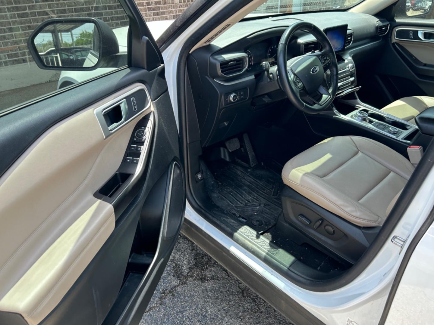 2020 White Ford Explorer XLT AWD (1FMSK8DHXLG) with an 2.3L L4 DOHC 16V engine, 10A transmission, located at 1687 Business 35 S, New Braunfels, TX, 78130, (830) 625-7159, 29.655487, -98.051491 - Photo#13